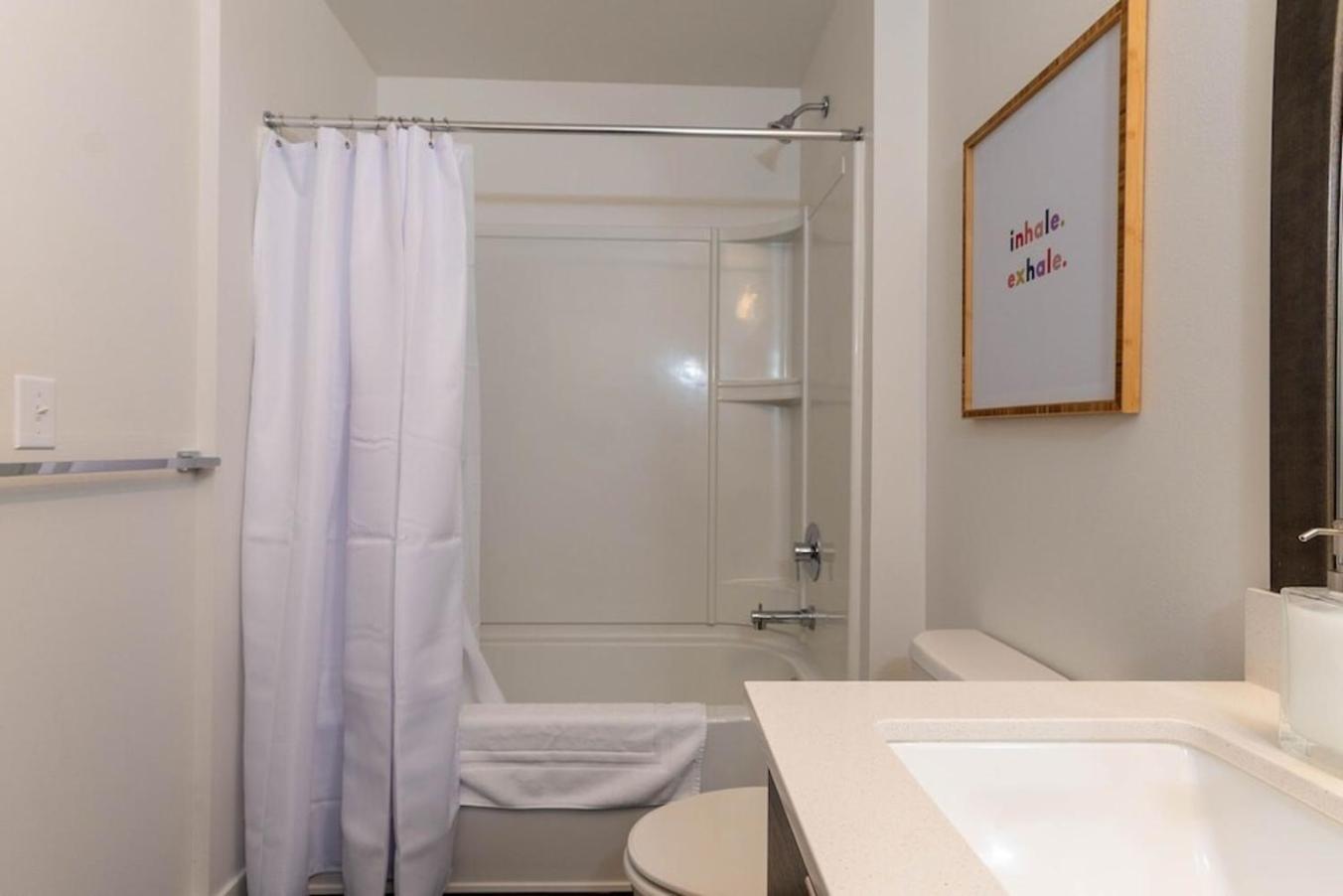 Self Check-In-Washer-Dryer-4Ksmart Tv-King Bed-Gym Tacoma Exterior photo